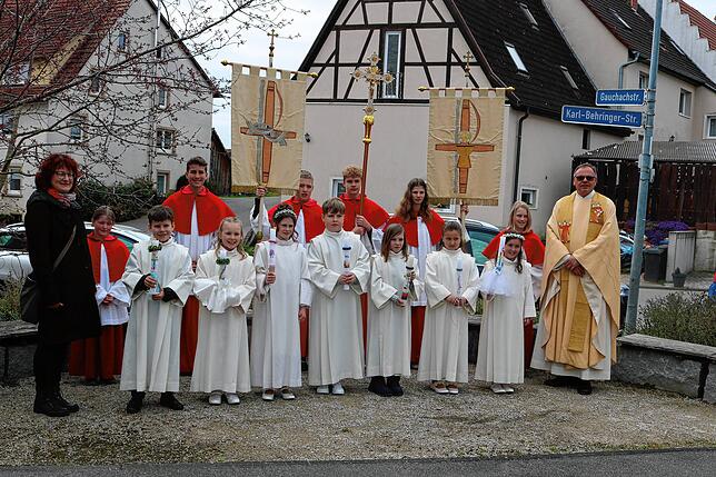Das Fest der Erstkommunion haben in Unadingen sieben Kinder aus Unadingen und Bachheim gefeiert (von links): Gemeindereferentin Ingrid ...
