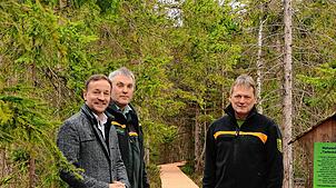 Der Weg durchs Moor ist wieder begehbar: Bürgermeister Sebastian Stiegeler, Forstbezirksleiter Thomas Emmerich und Revierleiter Robert ...
