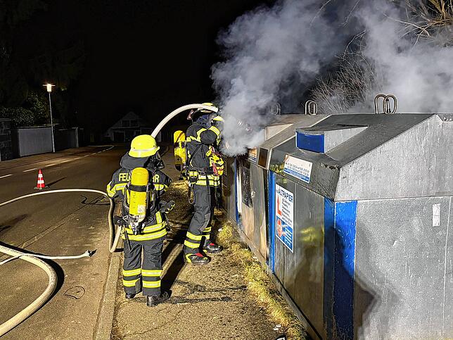Brand eines Altpapiercontainers in der Kreuzgasse: Ein Trupp unter schwerem Atemschutz flutete den Container mit Wasser.