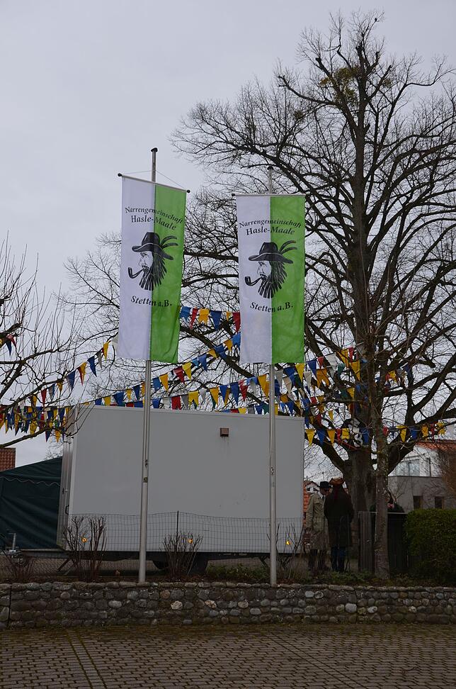 Vor dem Rathaus in Stetten wehen bis Aschermittwoch die Fahnen der Narrengemeinschaft Hasle-Maale.