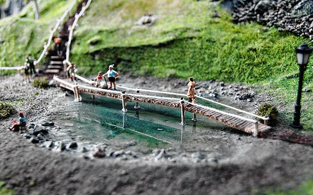 Bei der Modellierung von Landschaften kommen zahlreiche Spezialwerkstoffe zum Einsatz. Das Wasser ist mit einem spezillen, ...