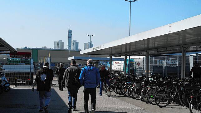 Im Werk 2 bei ZF impfen Werksärzte. In der ersten Woche wurden hier 500 Dosen verimpft.