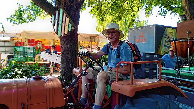 Traktor-Mann und Dirigent der Stadtkapelle Radolfzell: Kuno Rauch auf seinem Fahr-Schlepper.