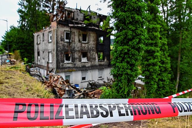 Ein Haus an der Bundesstraße, nahe der Lidl-Filiale in St. Georgen, stand am 28. Juli in Flammen. Übrig geblieben ist diese Ruine. 14 ...