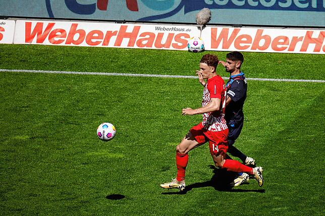 Freiburgs Yannik Keitel (l) und Heidenheims Eren Dinkci (r) im Zweikampf.