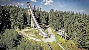 Die Langenwaldschanze ist ein weithin sichtbares Wahrzeichen Schonachs. Im Oktober 1924 beschließt der Skiclub Schonach die Erstellung ...