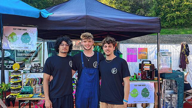 Sie wollen für mehr Achtsamkeit im Umgang mit Cannabis sorgen. Bei Ihrem Stand auf dem Gute-Zeit-Festival konnte Neugierige ihr Cannabis ...