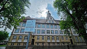 Von weitem betrachtet scheint die Heinrich-Feurstein-Schule gut in Schuss zu sein. Bei näherer Betrachtung zeigt sich aber dringender ...