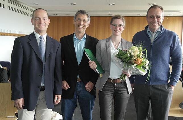 Dr.-Ilse-Essers-Preis für Clara Häberle (Zweite von links): Prodekan Wilhelm Ruckdeschel (von links), Studiengangsleiter Konfrad Reif ...
