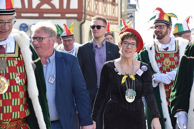 Bild 20: Bilder von AKK bei der Brauchtumsvorführung und gemeinsam mit Bürgern, die Geschenke hatten