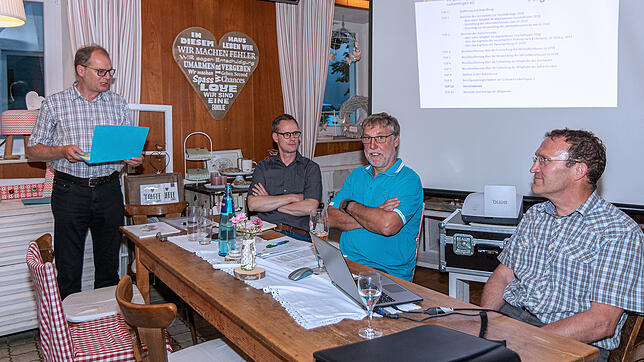 Aufsichtsratsvorsitzender Armin Reitze (links) ehrte die drei Vorstandsmitglieder Carsten Lüdke, Ulrich Schmid und Siegfried Müller für ...