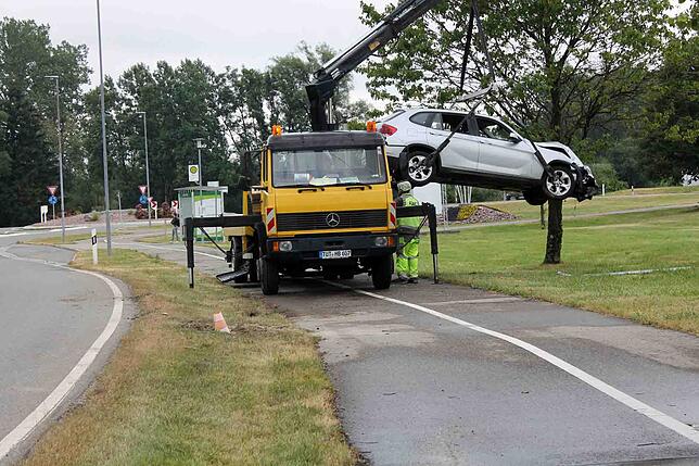 Ein Abschleppwagen hievt den verunfallten Pkw auf seine Ladefläche.