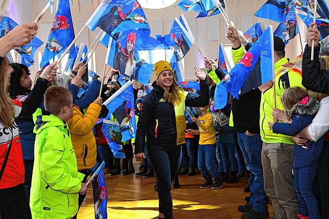 Umjubelt von Fans und Einwohner ihrer Heimatgemeinde wurde Skicrosserin Daniela Maier (Mitte) am Samstag in Furtwangen empfangen. Die ...