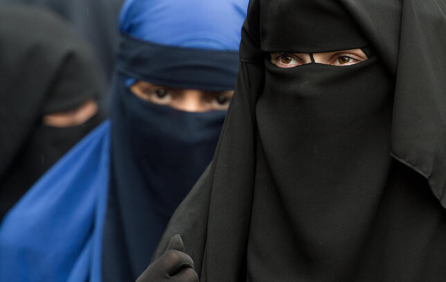 Vollverschleierte Frauen auf einer Kundgebung des radikalen Salafistenpredigers Vogel in Offenbach am Main.
