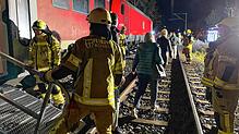 Nach dem Zusammenstoß am Bahnübergang Wollmatingen verlassen die Passagiere mit Hilfe der Feuerwehr den Zug der Schwarzwaldbahn.