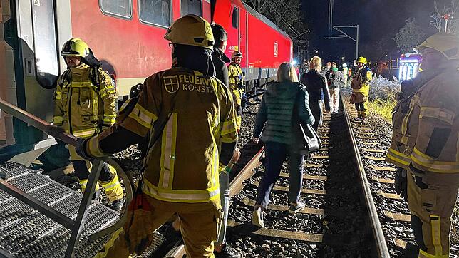Nach dem Zusammenstoß am Bahnübergang Wollmatingen verlassen die Passagiere mit Hilfe der Feuerwehr den Zug der Schwarzwaldbahn.