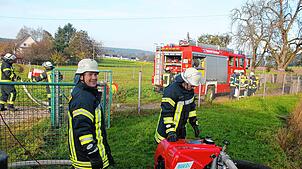 Schlauch in den Brandweier, Pumpe angeschlossen und gestartet: Die Wasserversorgung steht. Inzwischen bereiten sich die Bräunlinger ...