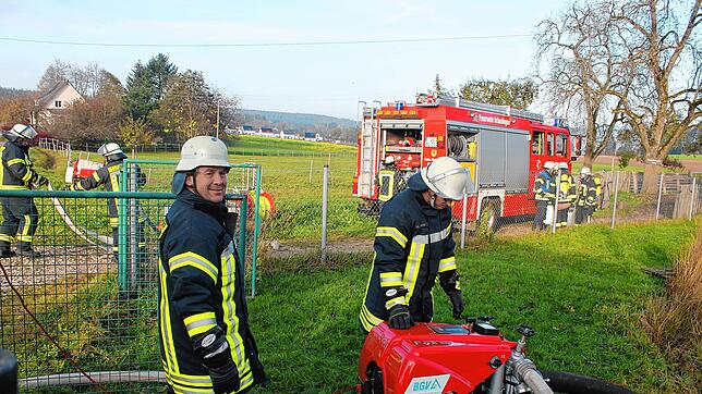 Schlauch in den Brandweier, Pumpe angeschlossen und gestartet: Die Wasserversorgung steht. Inzwischen bereiten sich die Bräunlinger ...