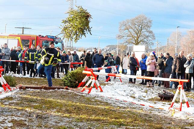 Bild 13: In Marbach fliegen die Weihnachtsbäume durch die Luft