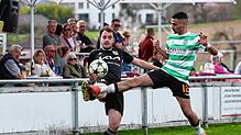 Einen 6:1-Kantersieg landete der SBV Mühlhausen (Lukas Dietrich, links) gegen die SG DJK Konstanz/KN-Egg (Guiseppe Bono), die nach der ...