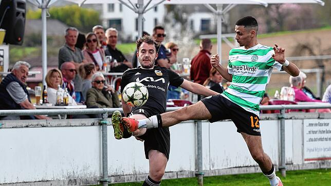 Einen 6:1-Kantersieg landete der SBV Mühlhausen (Lukas Dietrich, links) gegen die SG DJK Konstanz/KN-Egg (Guiseppe Bono), die nach der ...