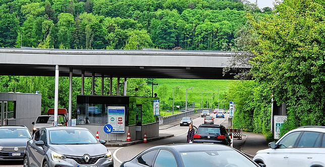 Grenzübergang Laufenburg, 6. Mai 18 Uhr: Es herrscht großes Verkehrsaufkommen, aber Grenzkontrollen gibt es nicht-