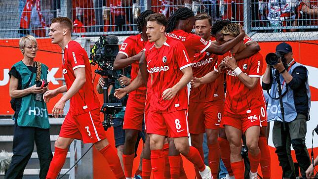 Freiburgs Ritsu Doan (r) jubelt nach seinem Tor zum 1:0 mit den Teamgefährten.