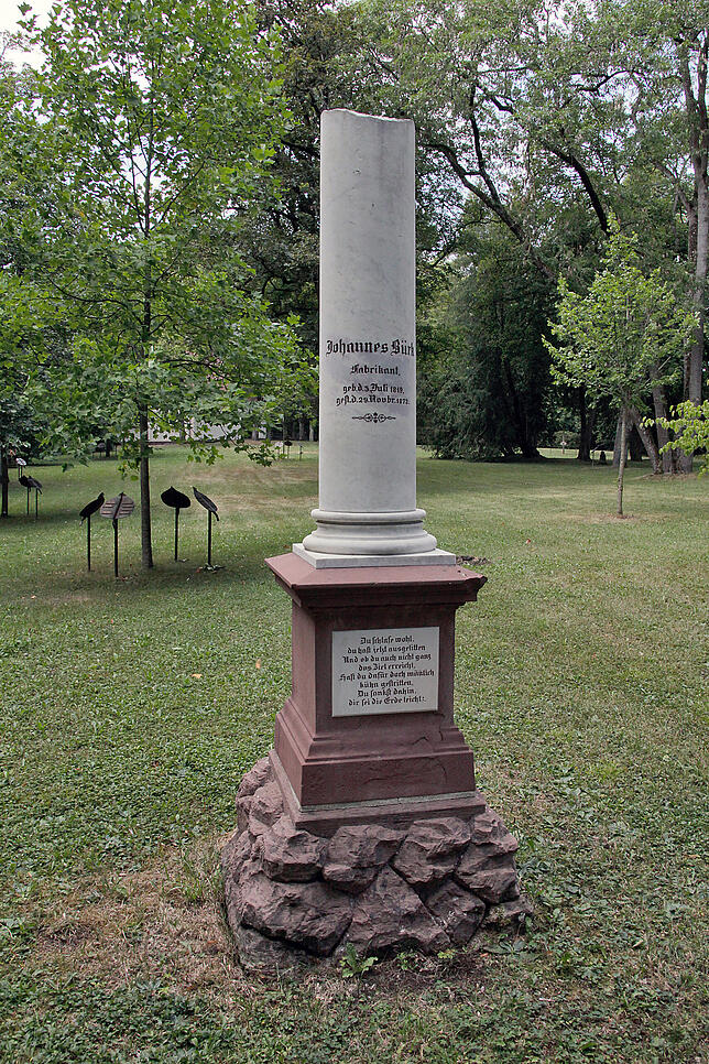 Dies ist der Grabstein von Johannes Bürk. Er ist der Gründer der Württembergischen Uhrenfabrik Bürk.
