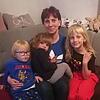 Estelle, Luna, Cindy und Laura Werner (von links) wohnen zusammen in einem Wohnzimmer. Bis auf die große Tochter schlafen alle auf ...