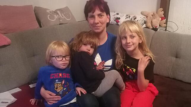 Estelle, Luna, Cindy und Laura Werner (von links) wohnen zusammen in einem Wohnzimmer. Bis auf die große Tochter schlafen alle auf ...