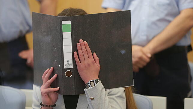 Sarah O. sitzt im Gerichtssaal. Der Frau aus Konstanz wird neben IS-Mitgliedschaft unter anderem Menschenhandel und Freiheitsberaubung ...