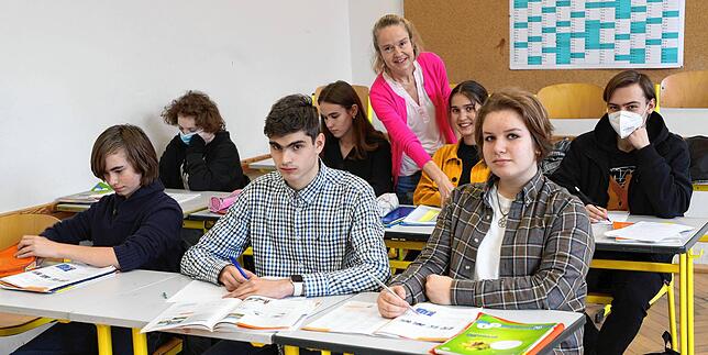 Wie frage ich nach dem Weg zum Bahnhof? Lehrerin Juliane Sturm bespricht mit den ukrainischen Schülern am Suso Alltagsfragen. Vorne ...