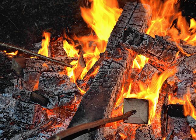 Das Scheibenfeuer: Ein paar Minuten werden die Scheiben ins Feuer gehalten bis sie glühen.
