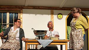 von links: Oma Wilhelmine (Sonja Specker), Bernhard Bräzzele (Jörg Kossin) und Gerdi Bräzzele (Sonja Allwayer) in ihrem Wohnzimmer.