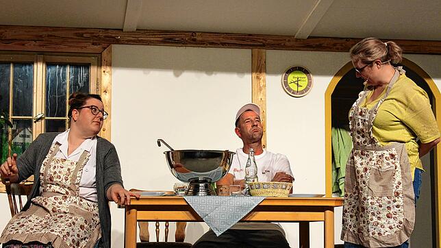 von links: Oma Wilhelmine (Sonja Specker), Bernhard Bräzzele (Jörg Kossin) und Gerdi Bräzzele (Sonja Allwayer) in ihrem Wohnzimmer.