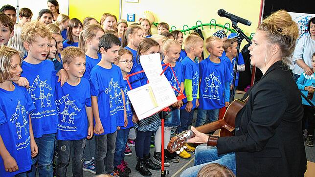 Sonja Fahlenbock, die Leiterin der Grundschule Beuren, leitete die Feier zum 20-jährigen Bestehen mit dem Schulchor ein.