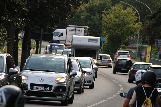 Zähfließender und stockender Verkehr um 19.21 Uhr auch auf der Markdorfer Ortsdurchfahrt B33/Ravensburger Straße. Die Protestaktion ...