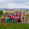 Gruppenbild mit Erntekrone und Traktor: Die Landjugend Mundelfingen freut sich auf viele Gäste beim Kreiserntedankfest, das am nächsten ...