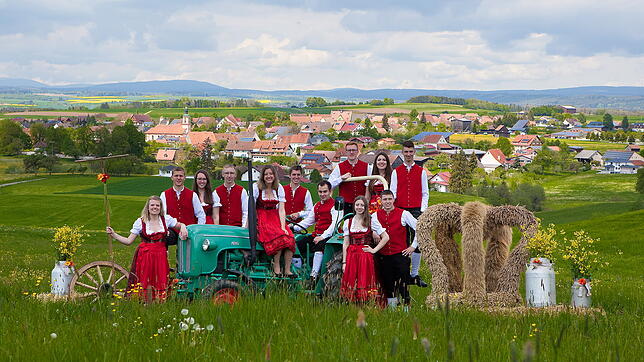 Gruppenbild mit Erntekrone und Traktor: Die Landjugend Mundelfingen freut sich auf viele Gäste beim Kreiserntedankfest, das am nächsten ...