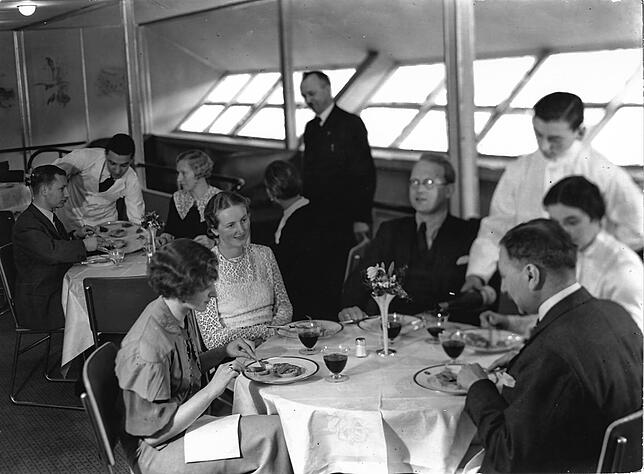 Umsorgt von Kellnern: Blick auf Gäste im Speisesaal von LZ 129. Was die Küche servierte, war ein perfektes Dinner.