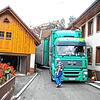 Wenn Lastwagen versuchen, die Ortschaft Gaiß zu passieren, kann es problematisch werden. Im Bild ist ein Lastzug zu sehen, der zwischen ...