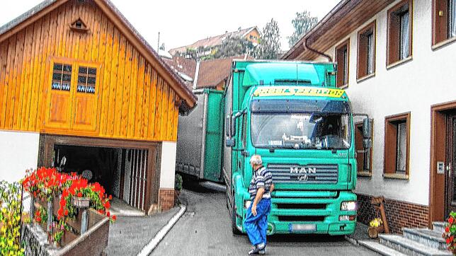 Wenn Lastwagen versuchen, die Ortschaft Gaiß zu passieren, kann es problematisch werden. Im Bild ist ein Lastzug zu sehen, der zwischen ...