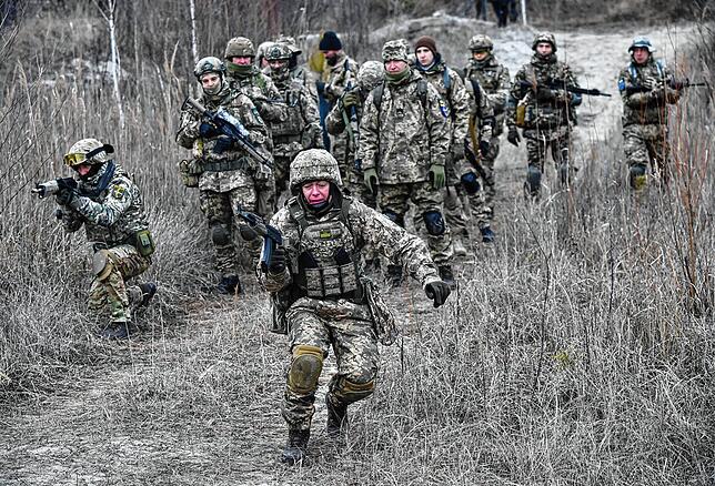 Die ukrainischen Territorialverteidigungskräfte nehmen am 19. Februar 2022 an einer Militärübung außerhalb von Kiew teil.