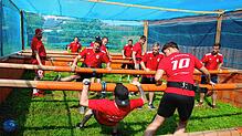 Beim Menschenkicker-Turnier des RSV Ofteringen spielen 20 Gruppen mit viel Spaß um den Sieg. Bilder: Yvonne Würth