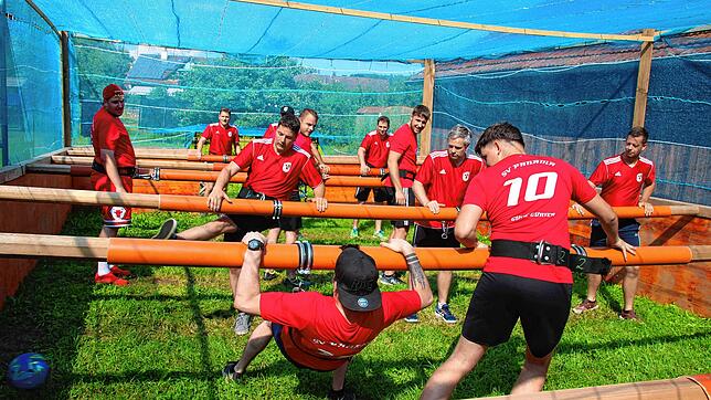 Beim Menschenkicker-Turnier des RSV Ofteringen spielen 20 Gruppen mit viel Spaß um den Sieg. Bilder: Yvonne Würth