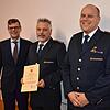 Bürgermeister Georg Riedmann hat Florian Jehle die Ernennungsurkunde zum zweiten stellvertretenden Feuerwehrkommandanten übergeben und ...