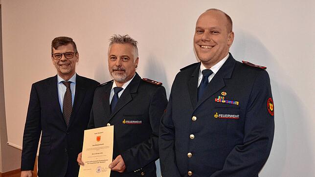 Bürgermeister Georg Riedmann hat Florian Jehle die Ernennungsurkunde zum zweiten stellvertretenden Feuerwehrkommandanten übergeben und ...