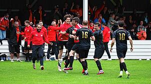 FC Pfaffenweiler jubelt nach seinem 2:1-Sieg in Gottmadingen und der damit verbundenen Relegation.