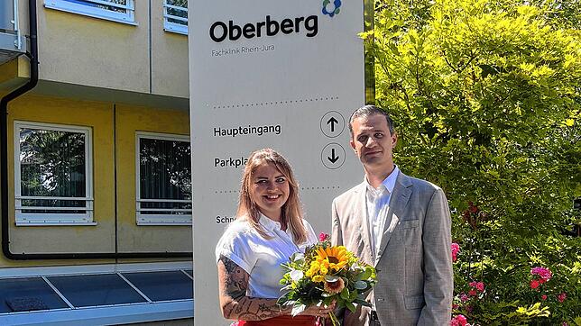 Maxim Kuzin (rechts) ist neuer Chefarzt der Oberberg Fachklinik Rhein-Jura. Links Klinikmanagerin Jessica Gerspach.