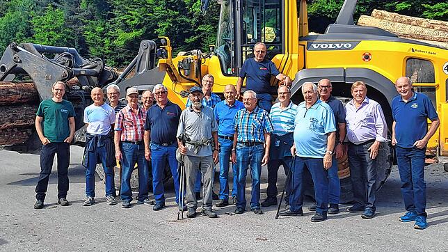 Die Senioren der Feuerwehr Küssaberg stellen sich bei ihrem Besuch im Sägewerk Braun in Birkendorf zum Gruppenbild auf. Foto: ...